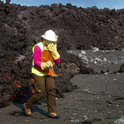 Johanne Schmith ved vulkanen Bárðarbunga. Foto: Rob Askew