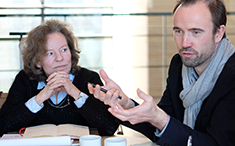 Two seminar participants discussing