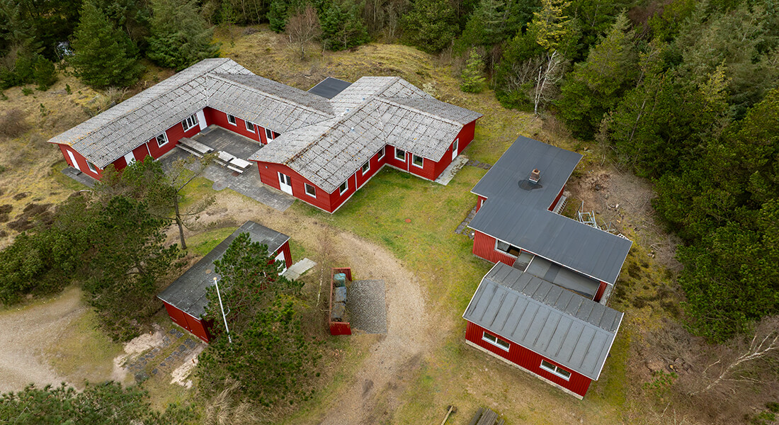 A courtyard with picnic tables and barbecues – Garage/storage room