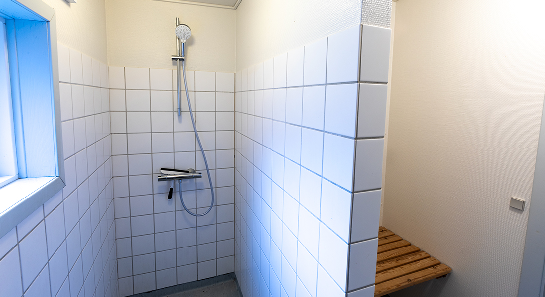 Fire toiletter med brusebad inkl. èt handicaptoilet