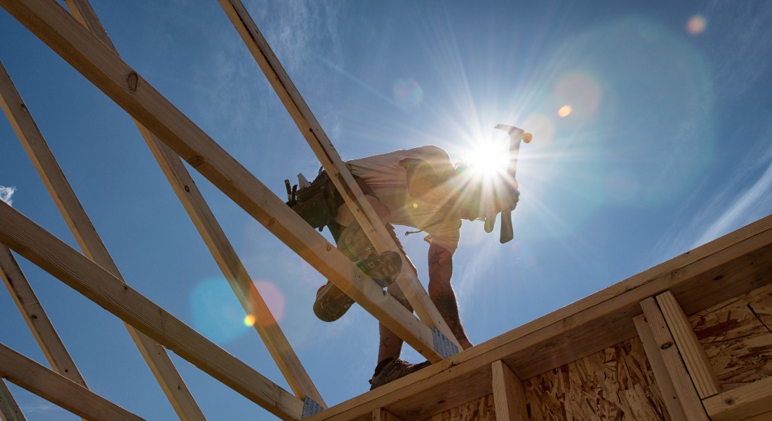 Carpenter apprentices are being taught new sustainable and climate-friendly construction methods aimed at accelerating the green transition in the building industry.