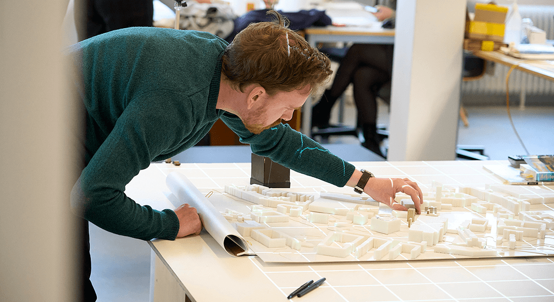 Studerende arbejder med model Studerende arbejder med model
