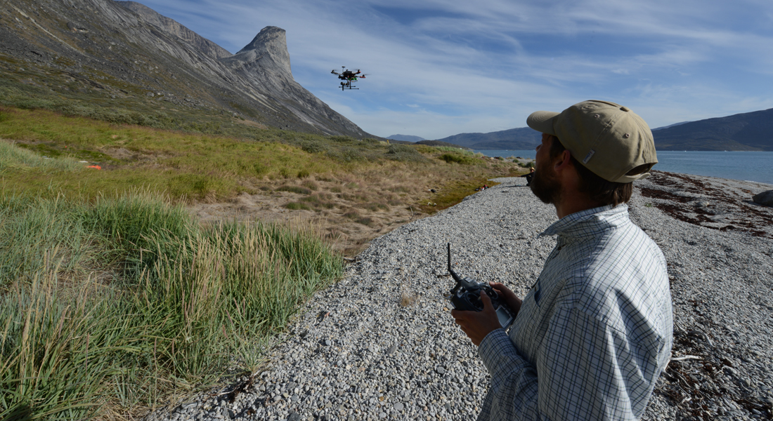 Her flyves med drone ved Iffiartarfik i Nuup Kangerlua (tidligere Godthåbsfjorden), foto: Bo Elberling
