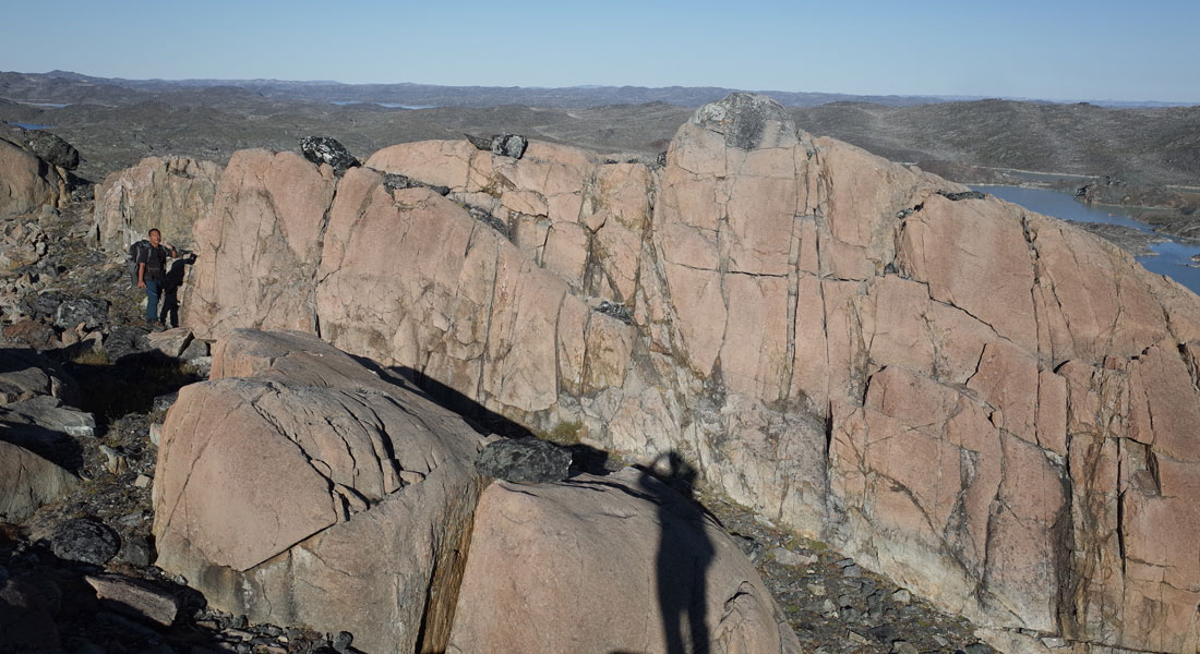 Den lysebrune bjergart peridotit ved Isua i Grønland