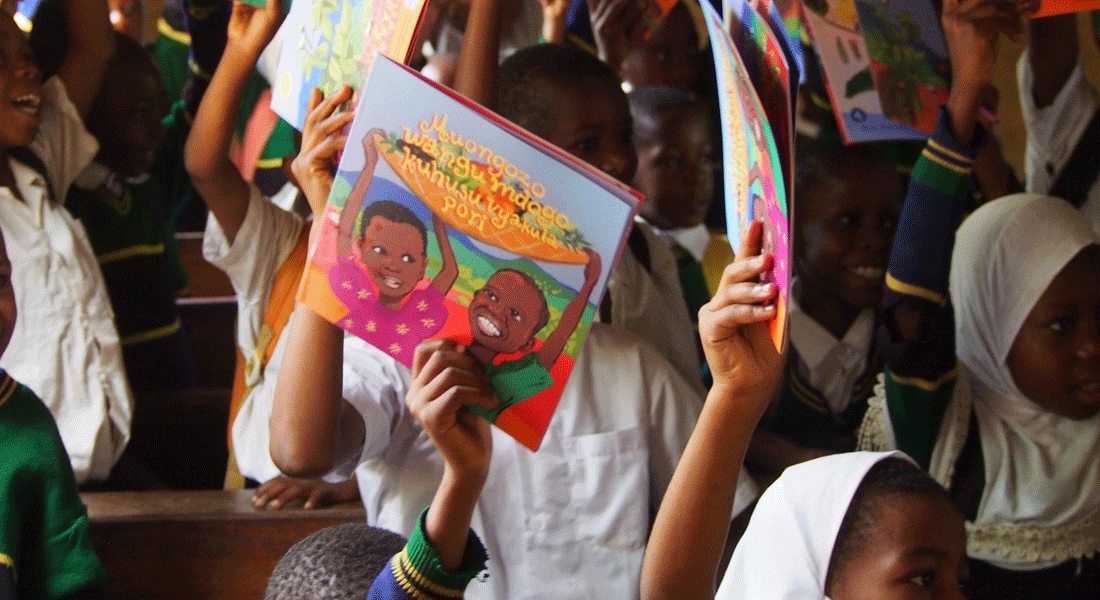 Børnene i skolen Mbete i Tanzania har modtaget bogen My Little Guide to Wild Food