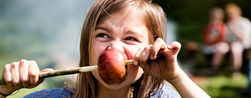 Pige der spiser et æble
